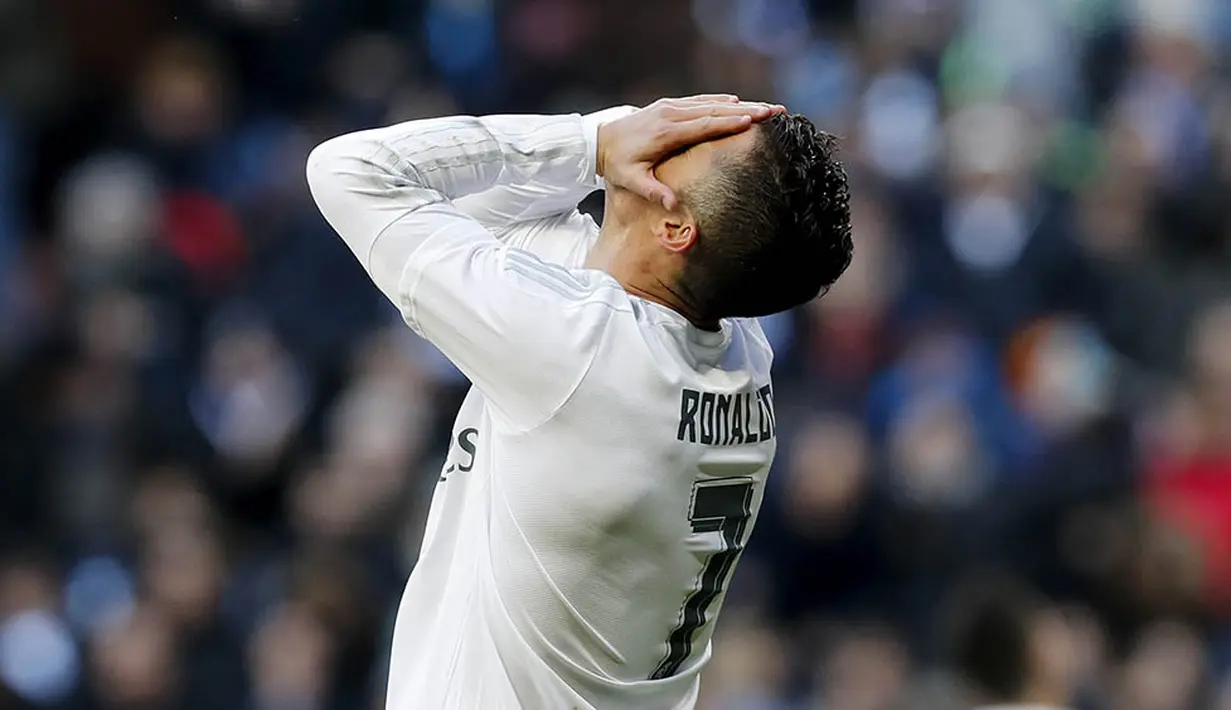 9. Striker Real Madrid, Cristiano Ronaldo, tampak kecewa usai kalah dari Atletico Madrid pada laga La Liga Spanyol di Stadion Santiago Bernabeu, Spanyol, Sabtu (27/2/2016). Real Madrid takluk 0-1 dari Atletico. (EPA/Ballesteros)
