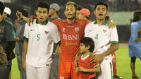 Gelandang Timnas Indonesia U-19, Asnawi Mangkualam (kanan) bersama Nurhidayat Haris (kiri) dan Iqbal Samad. (Bola.com/Ronald Seger Prabowo)