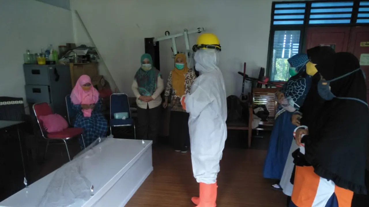 Pelatihan pemulasaraan jenaza Covid-19 di Depok. (George Genesis/Liputan6.com)