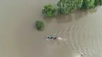 Petugas penyelamat mengevakuasi penduduk desa dari daerah banjir setelah hujan deras dan naiknya permukaan air di sungai Thatta Mahla, Distrik Jhang, Pakistan, Senin 1 September 2025. (AP Photo/Jahan Zeb)