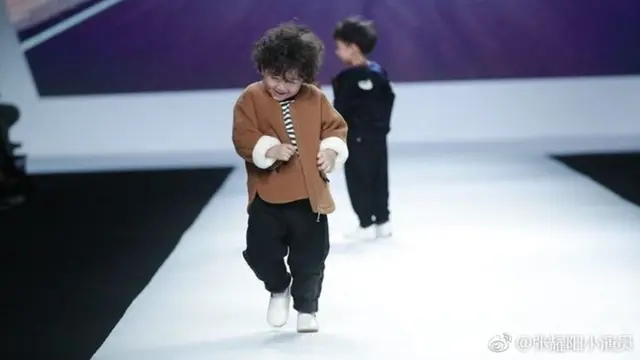 [Bintang] Gara-gara Jatuh di Catwalk, Model 4 Tahun Ini Malah Jadi Terkenal