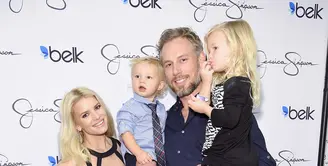 Jessica Simpson dan Eric Johnson telah menikah selama dua tahun dan memiliki dua anak yang lucu-lucu,  Ace Knute Johnson dan Maxwell Drew Johnson. Namun rupanya Jessica Simpson belum berhenti bernafsu dengan suaminya. (AFP/Bintang.com)