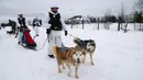 Tentara Brigade Arktik Armada Utara Rusia melatih anjing di Rusia, Selasa (26/11/2019). Anjing siberia husky direkrut untuk membantu melindungi kepentingan Rusia di Kutub Utara yang kaya minyak dan gas. (Andrei Luzik, Russian Defense Ministry Press Service via AP)