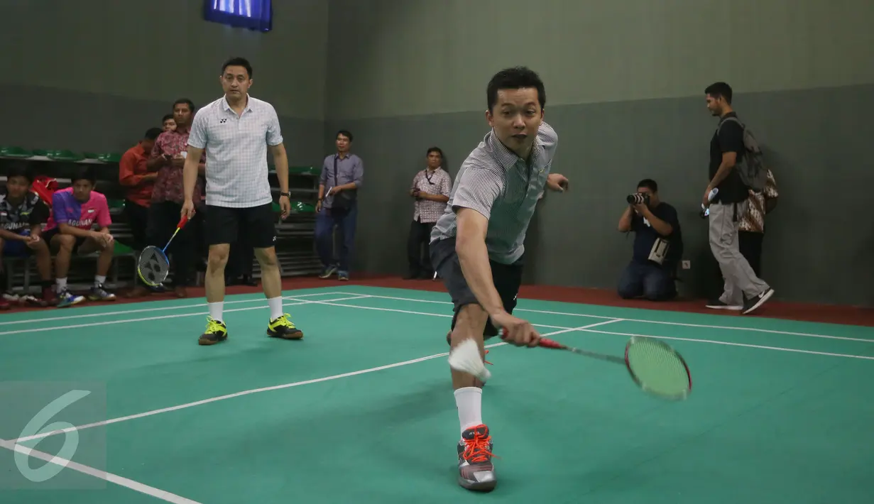 Taufik Hidayat (kanan) berpasangan dengan Ricky Subagja saat bermain bulutangkis bersama Menpora Imam Nahrawi di Jakarta, Jumat (30/12). Menpora menghabiskan akhir tahun 2016 bersama para legenda bulutangkis Indonesia. (Liputan6.com/Helmi Fithriansyah)