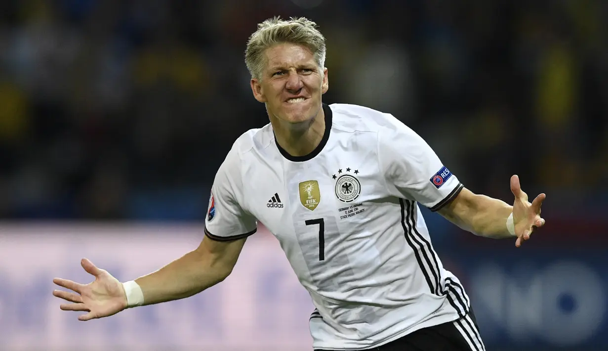 Bastian Schweinsteiger. Gelandang Timnas Jerman ini telah bermain dalam 18 penampilan selama berkiprah di Piala Eropa. Serupa dengan Cristiano Roanldo, debutnya juga dimulai pada edisi 2004. Hingga pensiun pada 2019, dirinya belum mampu membawa Jerman merebut trofi Piala Eropa. (AFP/Martin Bureau)