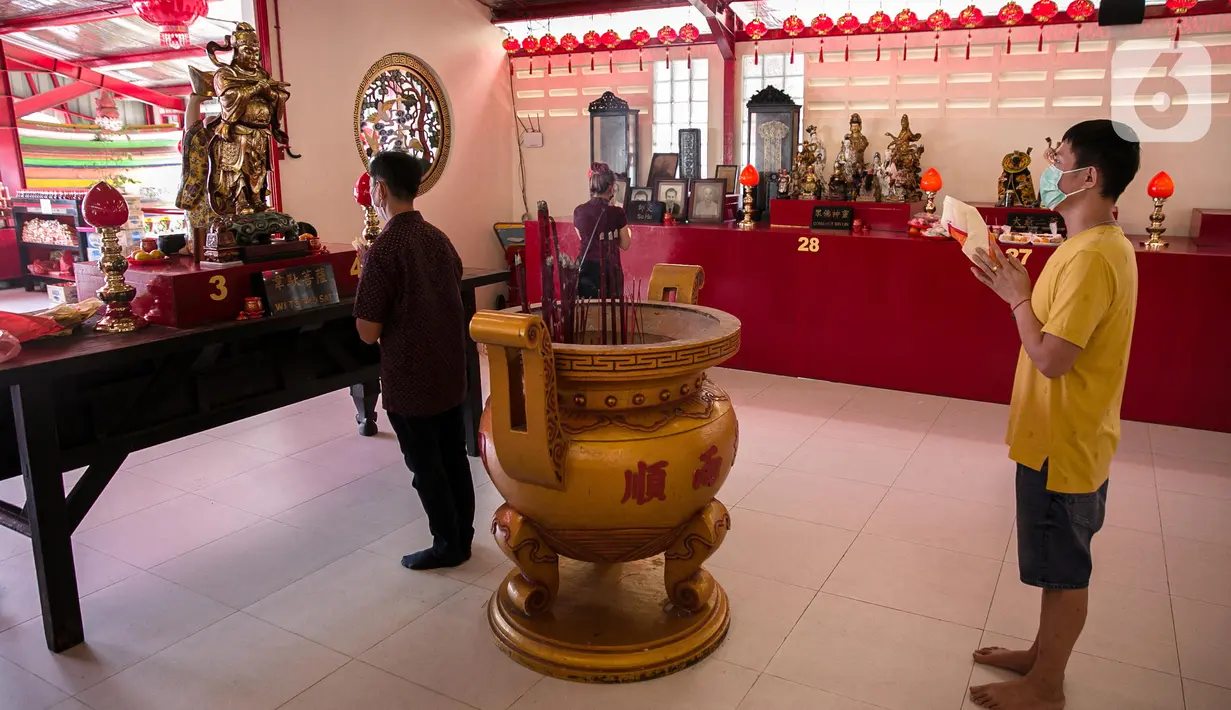 Warga bersembahyang di Vihara Dharma Bakti yang baru di kawasan Glodok, Jakarta, (1/2/2021). Vihara Dharma Bakti tidak menyelenggarakan ibadah pada malam tahun baru China 11 Februari 2021 mendatang. (Liputan6.com/Faizal Fanani)