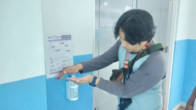 Pengunjung RSUP M Djamil membersihkan tangan dengan hand sanitizer yang sudah disediakan untuk antisipasi penyebaran virus corona. (Liputan6.com/ Novia Harlina)