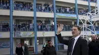 Komisaris UNRWA Pierre Krahenbuhl, menyapa siswa-siswi di sekolah yang dikelola UNRWA untuk anak-anak pengungsi Palestina di Jalur Gaza (File / AP PHOTO)