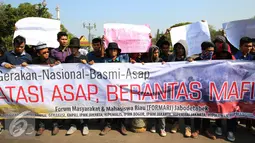 Forum Mahasiswa Riau Jabodetabek membentangkan spanduk tuntutan saat unjuk rasa di depan Istana Merdeka, Jakarta, Jumat (18/9/2015). Mereka menuntut penegakan hukum hingga tuntas pelaku pembakaran. (Liputan6.com/Faizal Fanani)