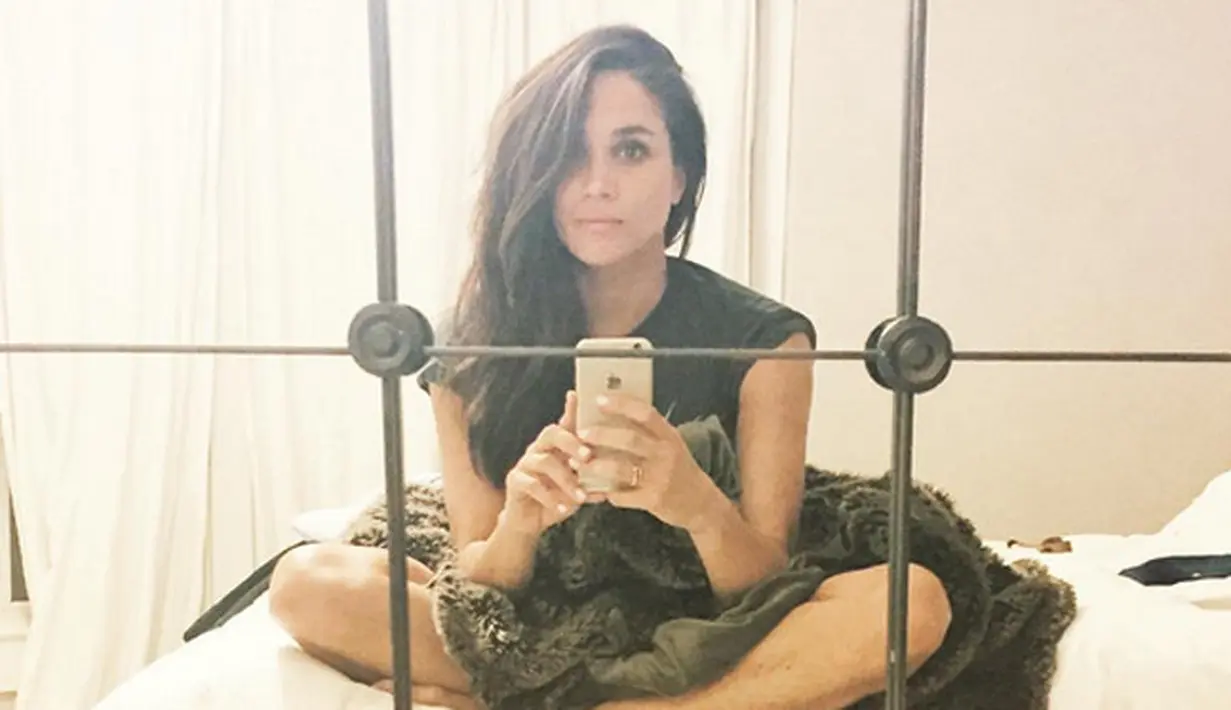 Semenjak kabar hubungannya dengan pangeran Harry tersiar ramai di publik, pasangan ini tidak pernah membuka suara dan bercerita soal hubungan mereka. Dan baru-baru ini akhirnya Meghan bersedia berbagi cerita. (Instagram/meghanmarkle)