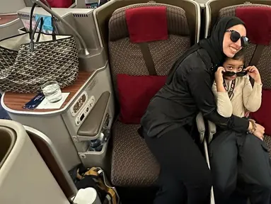 Melalui akun Instagram pribadinya, Vicky Alaydrus diketahui tengah berada di Tanah Suci untuk menjalani ibadah umrah. Sang putri juga terlihat ikut menemani dirinya. (Liputan6.com/IG/@vickyalaydrus)