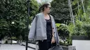 Greysia tempak kasual mengenakan pakaian monokrom, dari jaketnya berwarna abu-abu, inner tanktop hitam. Dan short pants hitamnya. Bahkan ia mengenakan aksesori handbag hitam, sungless, dan sneakers putih. Dok. Instagram @greyspolii