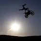 Pembalap FMX JAM unjuk kebolehan dengan sepeda motornya dalam ajang freestyle motocross di Praha. (Antara).