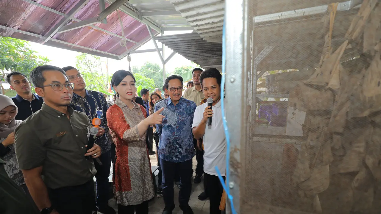 Kepala Eksekutif Pengawas Perilaku Pelaku Usaha Jasa Keuangan, Edukasi dan Pelindungan Konsumen OJK Friderica Widyasari Dewi, di Kantor Kelurahan Sumur Batu, Kecamatan Bantargebang, Kota Bekasi, Jumat (14/6/2024). (Dok OJK)