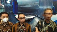 Kepala Dinas Perindustrian dan Perdagangan Jawa Timur, Iwan (tengah)  bersama Staf Khusus Menteri Koordinator Bidang Perekonomian, I Gusti Putu Suryawirawan (Kanan). (Dian Kurniawan/Liputan6.com)