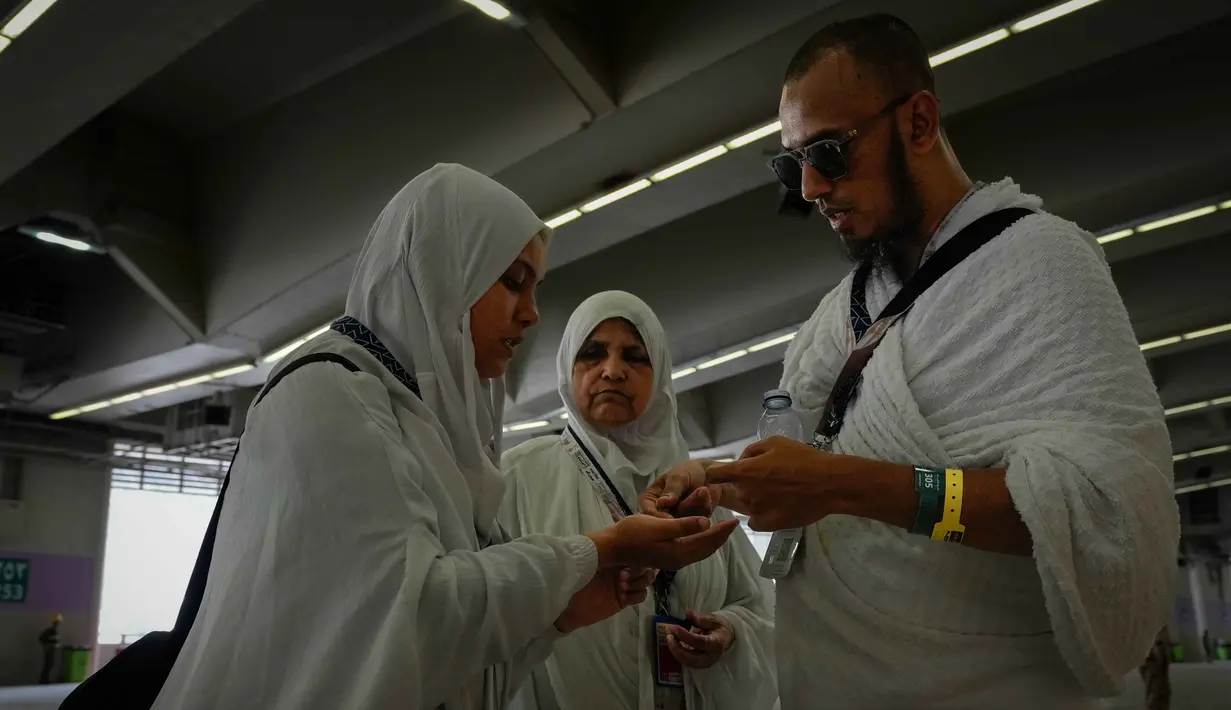 Umat Muslim menghitung kerikil sebelum melempar jumrah sebagai rangkaian ibadah haji di Mina, Arab Saudi, Rabu 27 Mei 2026. (AP Photo/Altaf Qadri)