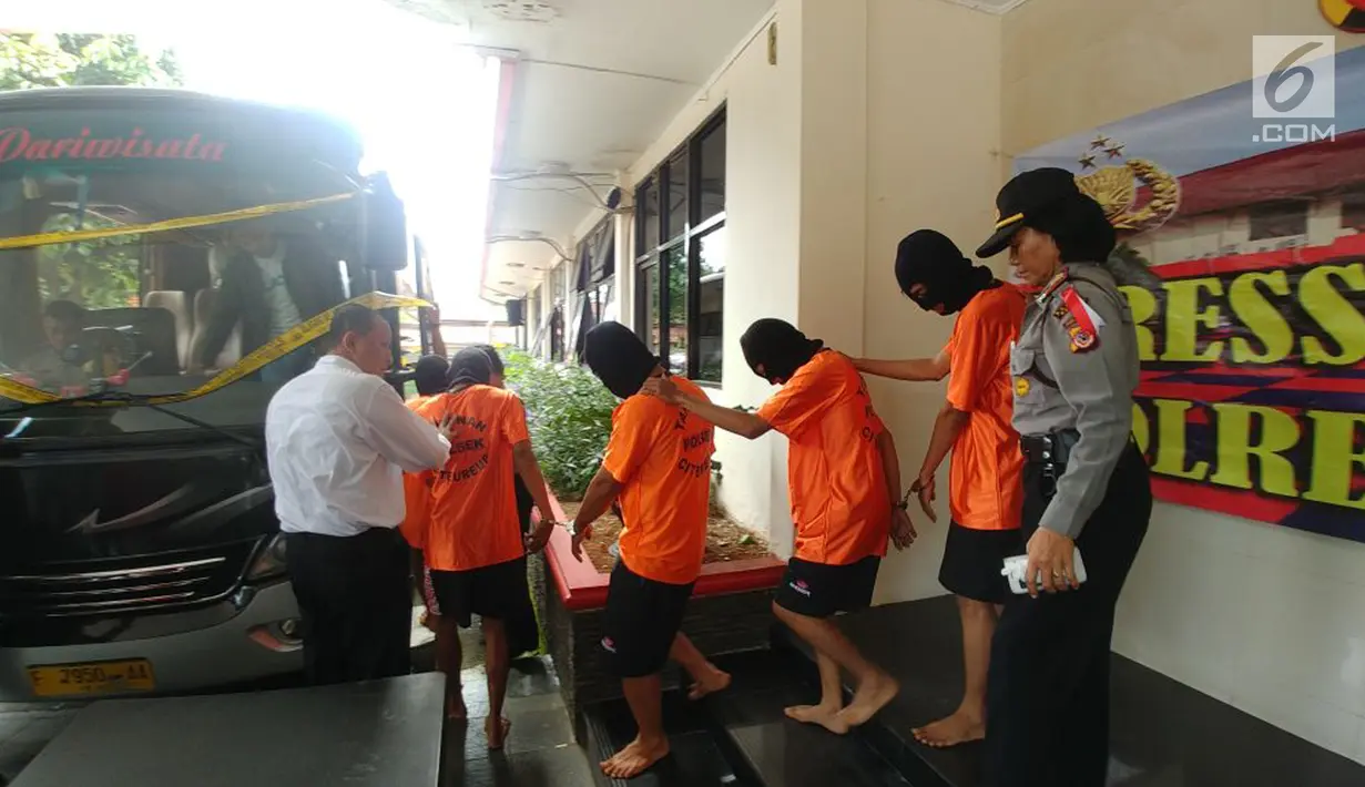 Para pelaku pelemparan bus rombongan umrah calon wali kota Bogor Bima Arya di Tol Jagorawi, Bogor, Jawa Barat, Sabtu (17/2). Para pelaku dijerat Pasal 170 KUHP dengan ancaman pidana penjara paling lama lima tahun enam bulan. (Liputan6.com/HO/Polres Bogor)