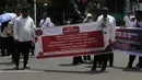 Mereka juga menuntut agar dapat diakomodir menjadi Pegawai Pemerintah dengan Perjanjian Kerja (PPPK) Paruh Waktu, sebagaimana dijanjikan sebelumnya, meskipun tidak masuk dalam database Badan Kepegawaian Negara (BKN). Tampak dalam foto, massa dari Aliansi Honorer Non Database BKN Gagal Calon Pegawai Negeri Sipil (CPNS) Indonesia saat menggelar Aksi Damai Jilid 2 Nasional di kawasan Silang Selatan Monumen Nasional, Jakarta Pusat, pada Senin (17/11/2025). (merdeka.com/magang/Rendi Saputra)