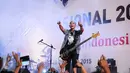 Basis Slank, Ivan saat menghibur penonton dalam Forum Rambug Nasional 2015 di Jiexpo Kemayoran, Jakarta, Selasa (15/12). Forum tersebut bertema 'Desa membangun Indonesia'. (Liputan6.com/Faizal Fanani)