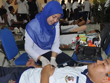 Citizen6, Surabaya: Dalam kegiatan sosial tersebut, PMI Cabang Surabaya menurunkan enam personil dengan beberapa peralatan diantaranya empat Felbet (tempat tidur lipat, Red)  dan peralatan medis lainya. (Pengirim: Penkobangdikal)