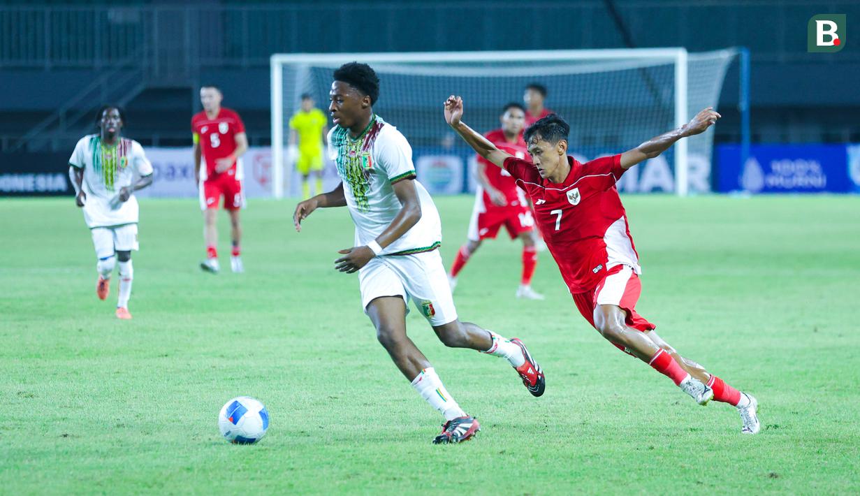 Pemain Timnas Indonesia U-22, Dony Tri Pamungkas, berusaha mengejar pemain Mali U-22 pada laga uji coba di Stadion Pakansari, Kabupaten Bogor, Sabtu (15/11/2025). (Bola.com/M Iqbal Ichsan)