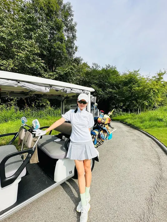 <p>Berikutnya, Hyun Bin memoto sang istri yang berpose di sampi cady car. Kali ini Son Ye Jin memakai busana serba putih. "D-1. 😬Am I getting better??" tanya Ye Jin. (Foto: Instgaram/ yejinhand)</p>