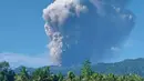 Gunung yang berada di Kabupaten Halmahera Utara, Maluku Utara, erupsi pada Jumat 8 Mei 2026 sekitar pukul 07:41 WIT. Tampak dalam foto yang dirilis oleh Badan Nasional Penanggulangan Bencana Indonesia (BNPB) pada Jumat 8 Mei 2026 menunjukkan asap yang mengepul dari letusan Gunung Dukono seperti yang terlihat dari Tobelo, Maluku Utara. (Foto: Handout/Badan Penanggulangan Bencana Indonesia (BNPB)/AFP)
