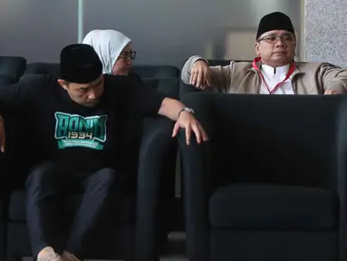 Mantan Menteri Agama, Yaqut Cholil Qoumas (kanan) sesaat sebelum menjalani pemeriksaan di gedung Merah Putih Komisi Pemberantasan Korupsi (KPK), Jakarta, Kamis (12/3/2026). Penyidik Komisi Pemberantasan Korupsi (KPK) kembali memeriksa Menteri Agama Yaqut Cholil Qoumas periode 2020-2024. (Liputan6.com/Helmi Fithriansyah)