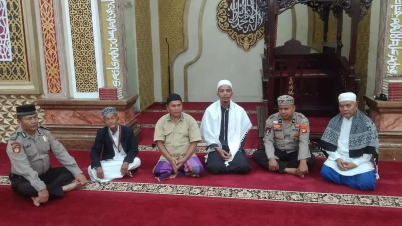 Personel Polsek Kabun Rokan Hulu bersama imam masjid usai menjalankan program Subuh Berjamaah.