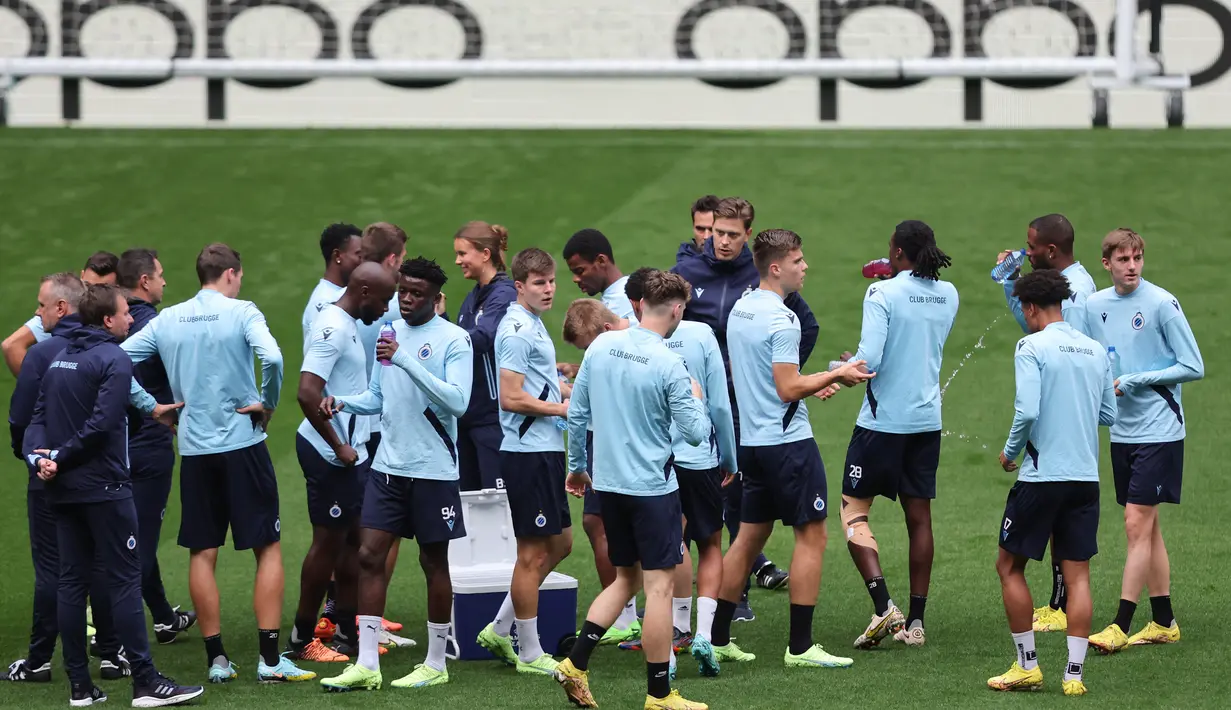 Pemain Club Brugge menghadiri sesi latihan menjelang bertandang ke markas Atletico Madrid pada matchday 4 Grup B Liga Champions di stadion Wanda Metropolitano di Madrid, Selasa (11/10/2022). Berbanding terbalik, Club Brugge sukses tampil garang sehingga berhasil memuncaki klasemen sementara lewat koleksi sempurna 9 poin. (Thomas COEX / AFP)