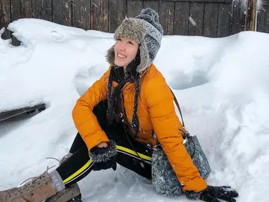 Mantan kekasih Verrel Bramastya ini tengah menikmati liburannya di Swiss. Tak lupa, wanita 20 tahun ini berkunjung di pegunungan Mont Blanc. Berjaket kuning dengan topi hangat, Natasha Wilona menikmati dinginnya salju. (Liputan6.com/IG/natashawilona12)