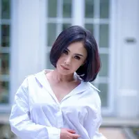 Meski demikian, perempuan berusia 50 tahun itu berusaha untuk bisa menerima keadaannya saat ini. "Aku tuh semua aku pelajarin untuk menerima," lanjut Yuni. [Instagram/yunishara36]