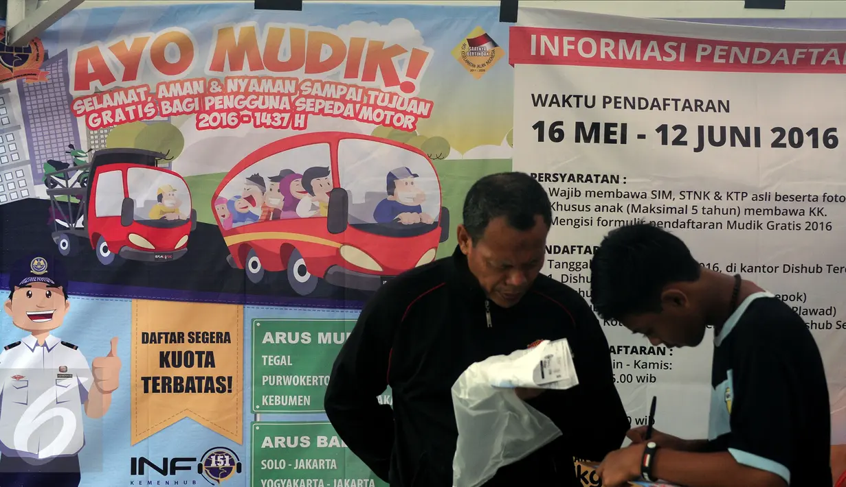 Calon pemudik mengisi formulir di posko Ayo Mudik Kemenhub di kawasan Pasar Kebayoran Lama, Jakarta, Selasa (17/5/2016). Posko pendaftaran ini dibuka di beberapa lokasi secara bergantian hingga 12 Juni mendatang. (Liputan6.com/Helmi Fithriansyah)