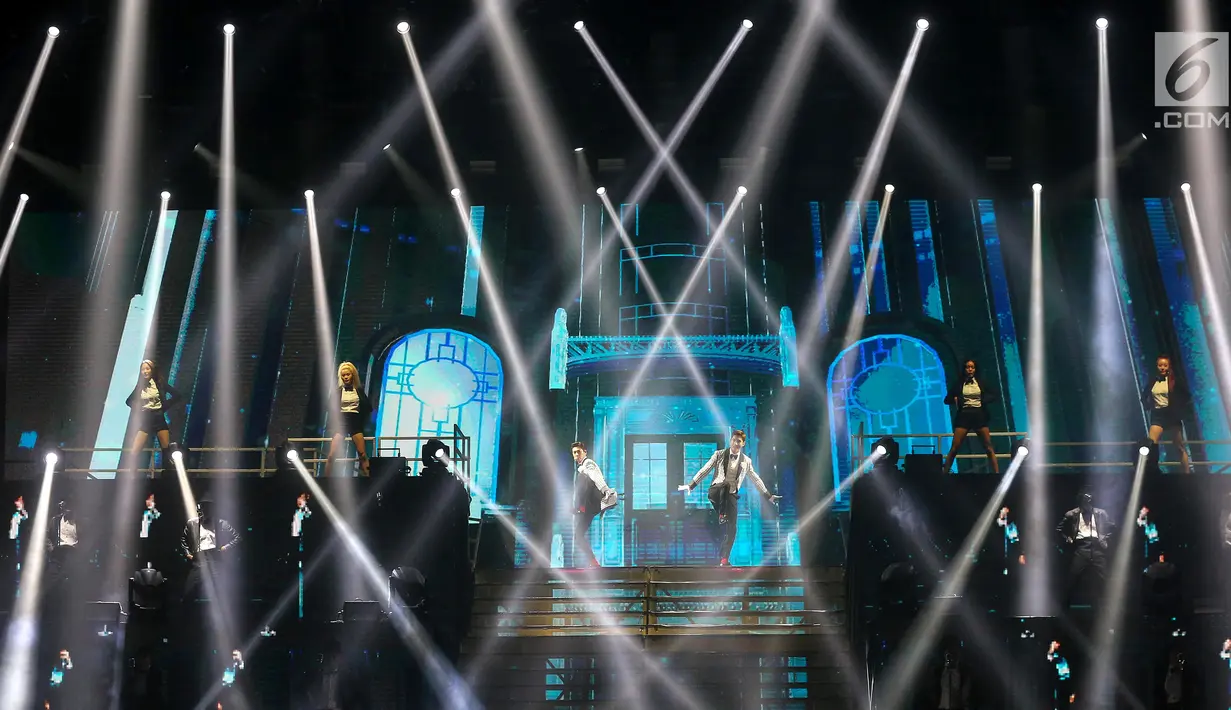 TVXQ tampil menghibur penonton saat konser perdana bertajuk Circle di ICE BSD, Tangerang, Sabtu (31/8/2019). Boyband TVXQ  asuhan SM Entertainment mengawali konser di Indonesia setelah 16 tahun debut. (Liputan6.com/Fery Pradolo)
