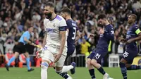 Striker Real Madrid Karim Benzema merayakan golnya ke gawang Manchester City dalam leg kedua semifinal Liga Champions di Stadion Santiago Bernabeu, Kamis (5/5/2022) dini hari WIB. (JAVIER SORIANO / AFP)