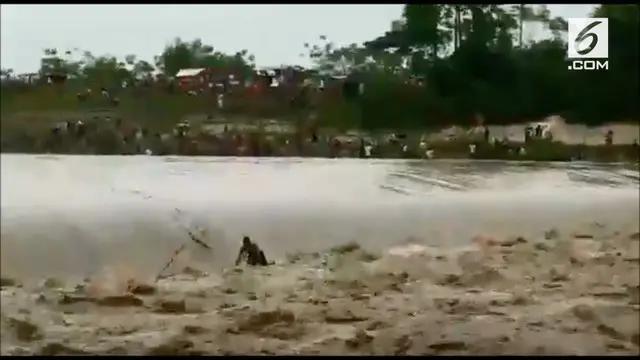 Dua warga asal Pamarayan terseret arus deras Sungai Ciujung, Serang, Banten. Peristiwa ini terjadi saat korban mengikuti Festival Bedolan Pamarayan. 