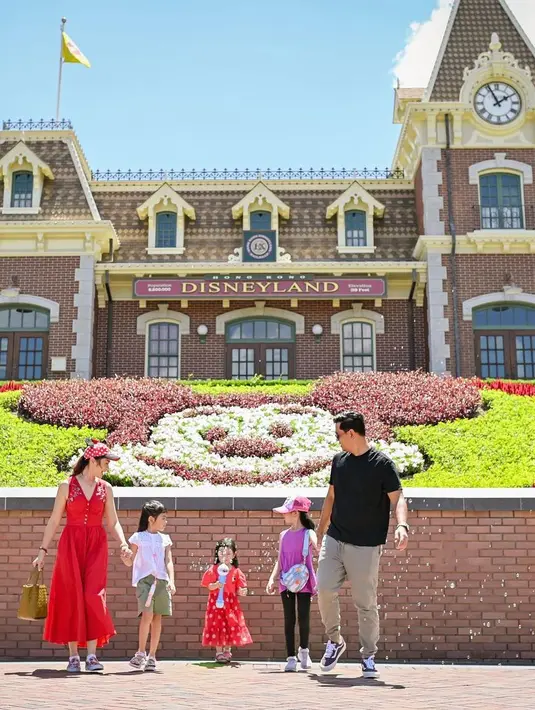 <p>"Jangan ajakin aku ke hongkong disneyland dulu ya 6-8 tahun ini. aku gakuat sama panasnya.. muka sama punggung udh berasa medium well," tulis suryainsomnia. [Instagram/tyararenata]</p>