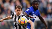 Bek Juventus, Stephan Lichtsteiner, berebut bola dengan striker Sampdoria, Duvan Zapata, pada laga Serie A Italia di Stadion Luigi Ferraris, Genoa, Minggu (19/11/2017). Sampdoria menang 3-2 atas Juventus. (AFP/Marco Bertorello)