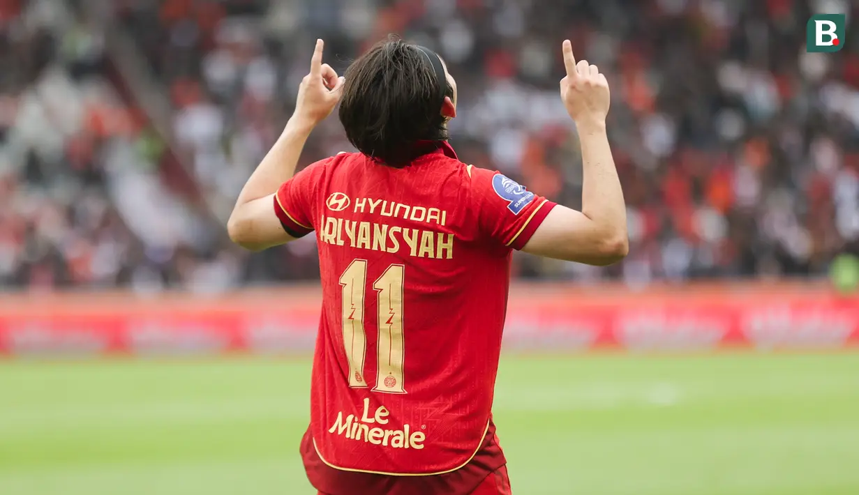 Selebrasi Arlyansyah Abdulmanan usai berhasil mencetak gol ke gawang Persijap Jepara pada pekan ke-16 BRI Super League 2025/2026 di Stadion Utama Gelora Bung Karno (SUGBK), Jakarta Pusat, Sabtu (3/1/2026) sore WIB. (Bola.com/Abdul Aziz)