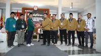 Bakal Calon Bupati Kendal Dico Ganinduto bersama Wakil Bupati Ali Nurudin didampingi istri dan Partai pengusung PKB saat mendaftar di KPU Kendal, Kamis (27/08/24) malam. Foto: liputan6.com/felek wahyu&nbsp;