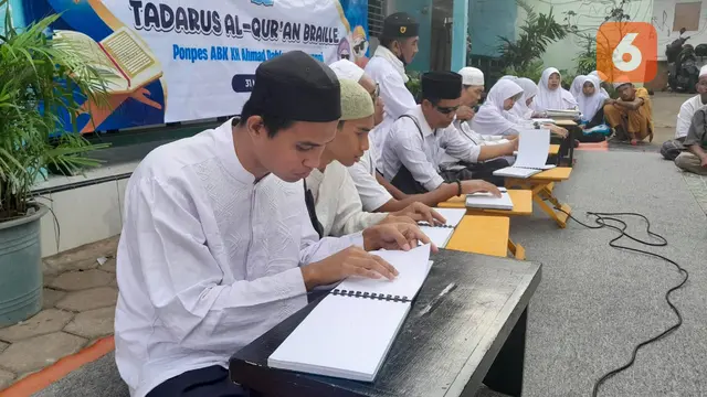 Kegiatan Tadarul Al Qur'an Braile oleh para santri Pondok Pesantren ABK KH Ahmad Dahlan Banyuwangi (Hermawan Arifianto/Liputan6.com)