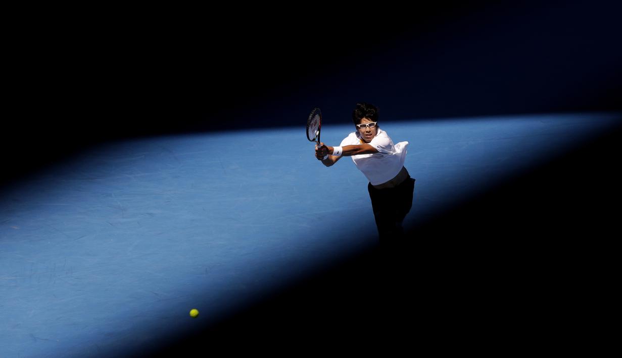 Chung Hyeon membuat kejutan dengan melangkah ke semifinal Australia Terbuka 2018 usai kalahkan Petenis AS, Tennys Sandgren pada perempat final Australia Terbuka 2018 di Melbourne, Australia, (24/1/2018). Chung menang 6-4, 7-6, 6-3. (AP/Dita Alangkara)