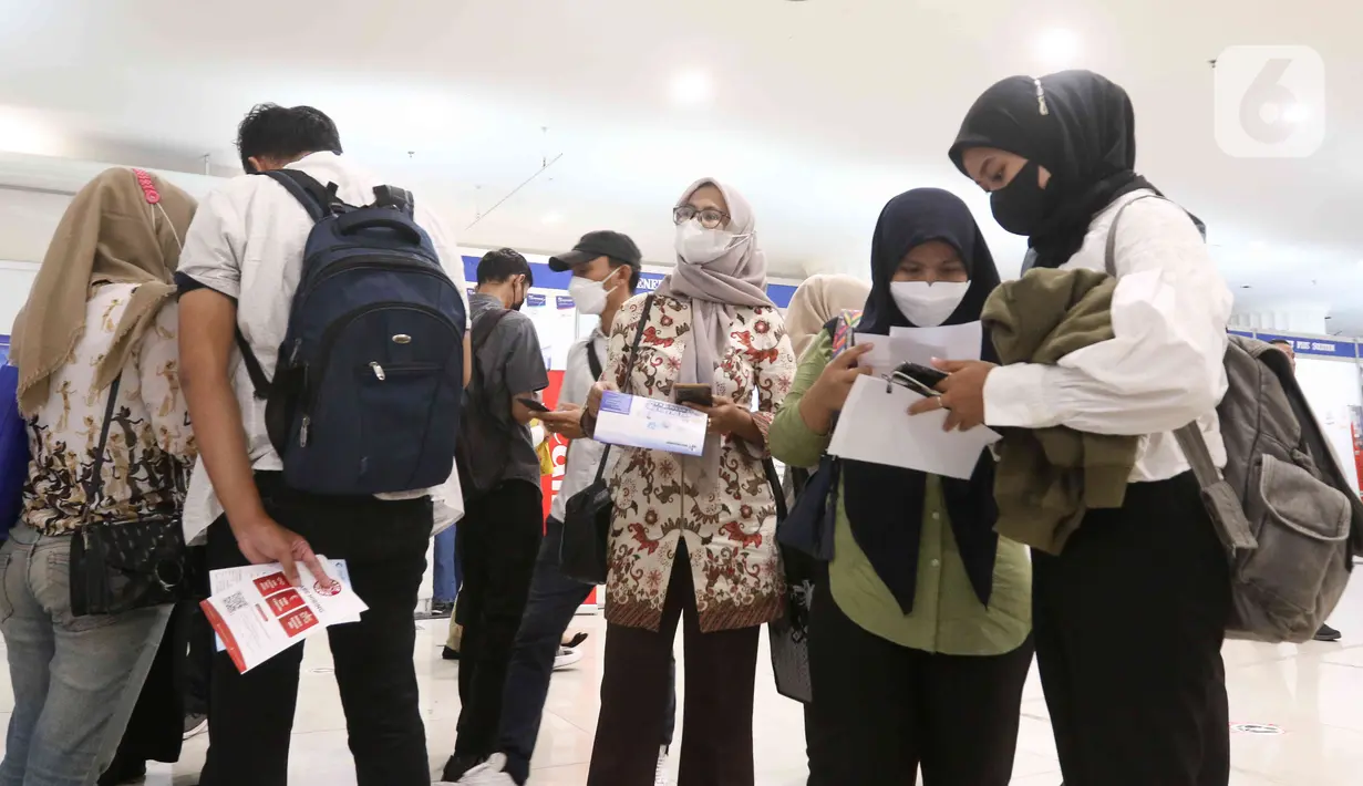 Para pencari kerja membaca brosur saat menghadiri Jakarta Job Fair 2023. (Liputan6.com/Herman Zakharia)