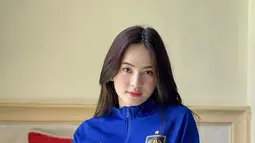 Tak hanya pakai baju PSIS Semarang, pakai jaket Mahesa Jenar pun Vivi terlihat cantik memesona. Jaket biru terlihat pas dikenakan oleh Vivi Novika. Tak heran, foto cantik Vivi pakai jaket PSIS Semarang pun banjir like dan komentar dari banyak warganet khususnya suporter PSIS. (Liputan6.com/IG/@viviinovika)