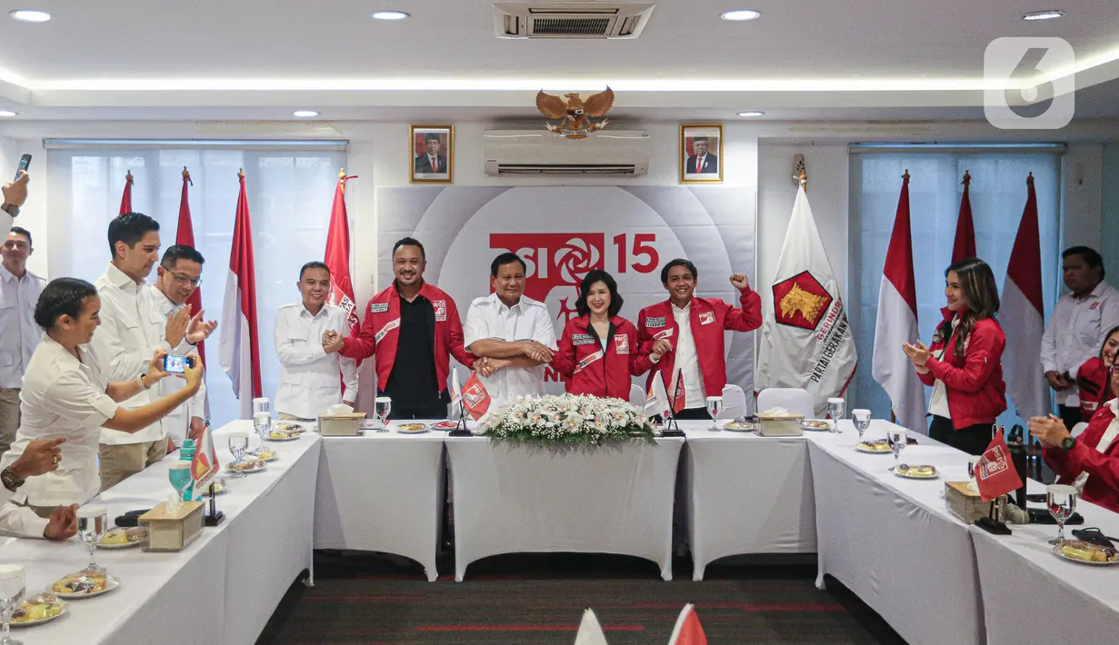 Terkait apa yang menjadi pembahasan dalam kunjungan Prabowo, Isyana belum bisa membeberkan. Ia berujar keterangan secara resmi perihal pertemuan akan disampaikan setelahnya. (Liputan6.com/Faizal Fanani)
