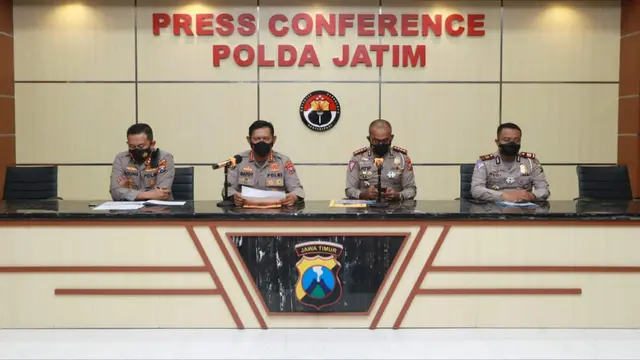 Polda Jatim membeber penetapan tersangka sopir Vanessa Angel. (Dian Kurniawan/Liputan6.com)