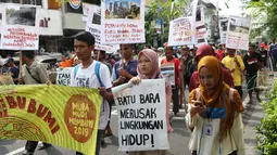 Aktivis bersama kelompok pengemudi becak motor melakukan aksi berjalan kaki menuju titik Nol kilometer Yogyakarta, Senin (22/4). Aksi ini untuk menyadarkan warga tentang krisis ekologis karena punahnya keanekaragaman hayati. (Liputan6.com/Helmi Fithriansyah)