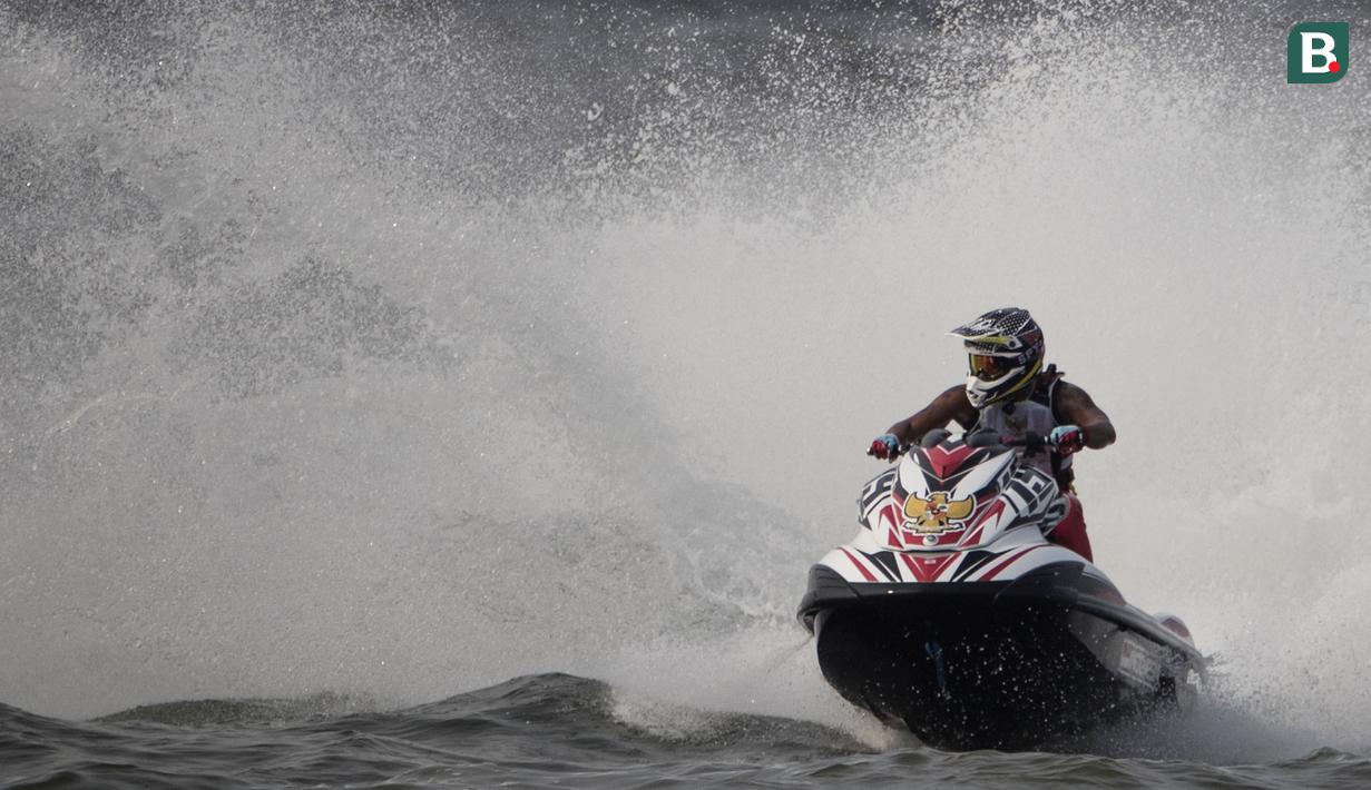 Atlet jetski Indonesia, Aero Sutan Aswar, saat beraksi pada Asian Games di Ancol, Jakarta, Kamis (23/8/2018). Aero Aswar finish kedua dengan jumlah poin 53. (Bola.com/Vitalis Yogi Trisna)