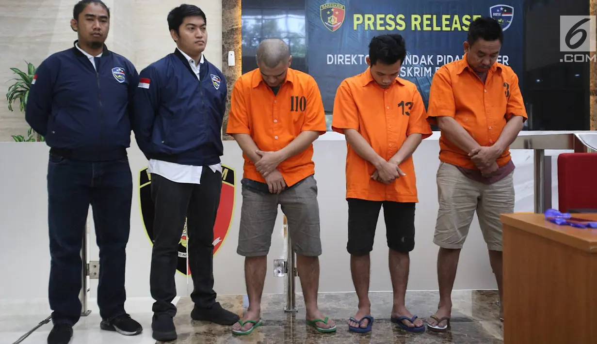 Tersangka dihadirkan saat rilis kasus penipuan jaringan internasional di Bareskrim Polri, Jakarta, Rabu (7/8/2019). Polisi menangkap lima orang pelaku dengan nilai kerugian mencapai Rp 113 miliar dengan barang bukti uang tunai, BPKB, mobil, hingga buku tabungan. (Liputan6.com/Immanuel Antonius)