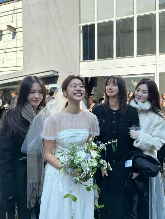 <p>Dalam postingan Instagramnya, Hyeri mengingat kembali momen saat Sojin memintanya untuk memberikan speech di hari bahagianya. Kata Hyeri, perasaannya kala itu langsung campur aduk. (Foto: Instagram/ hyeri_0609)</p>